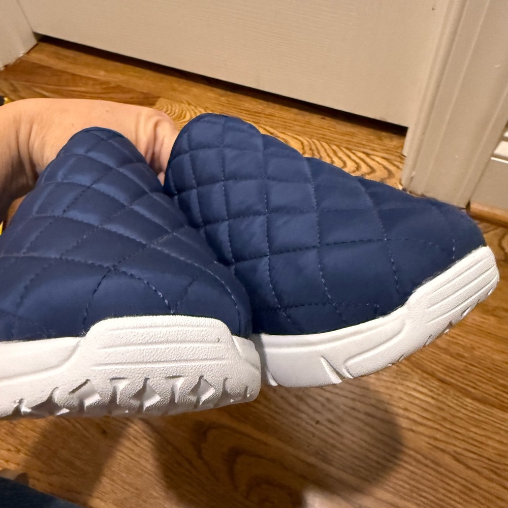 Vera Bradley Blue and White Quilted Slip-On Sneakers size 11 - Picture 4 of 10